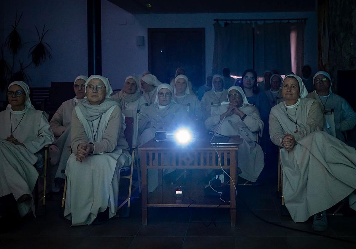 Parte de la comunidad de monasterio de la Conversión contempla expectante la película