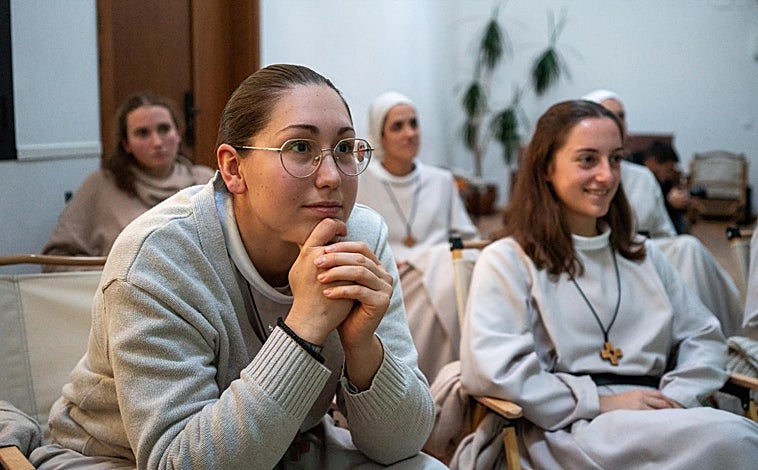 Imagen principal - Varios momentos de la proyección de 'Los Domingos' en el monasterio de la Conversión, con distintas reacciones de las religiosas. Entre ellas se puede distinguir a las postulantes, sin hábito; las novicias, con hábito pero sin la cabeza cubierta; y las consagradas. En la última foto, la Madre Prado, madre federal de la congregación. 