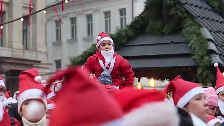 Cientos de Papá Noeles participan en una carrera benéfica en Riga