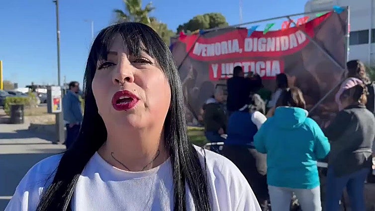 Familiares de víctimas de crematorio clandestino instalan árbol navideño al norte de México