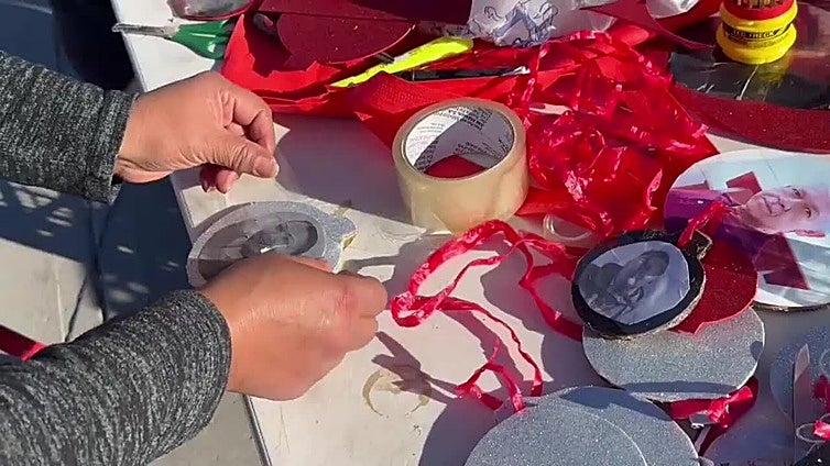 Familias de víctimas de crematorio clandestino instalan árbol navideño en norte de México