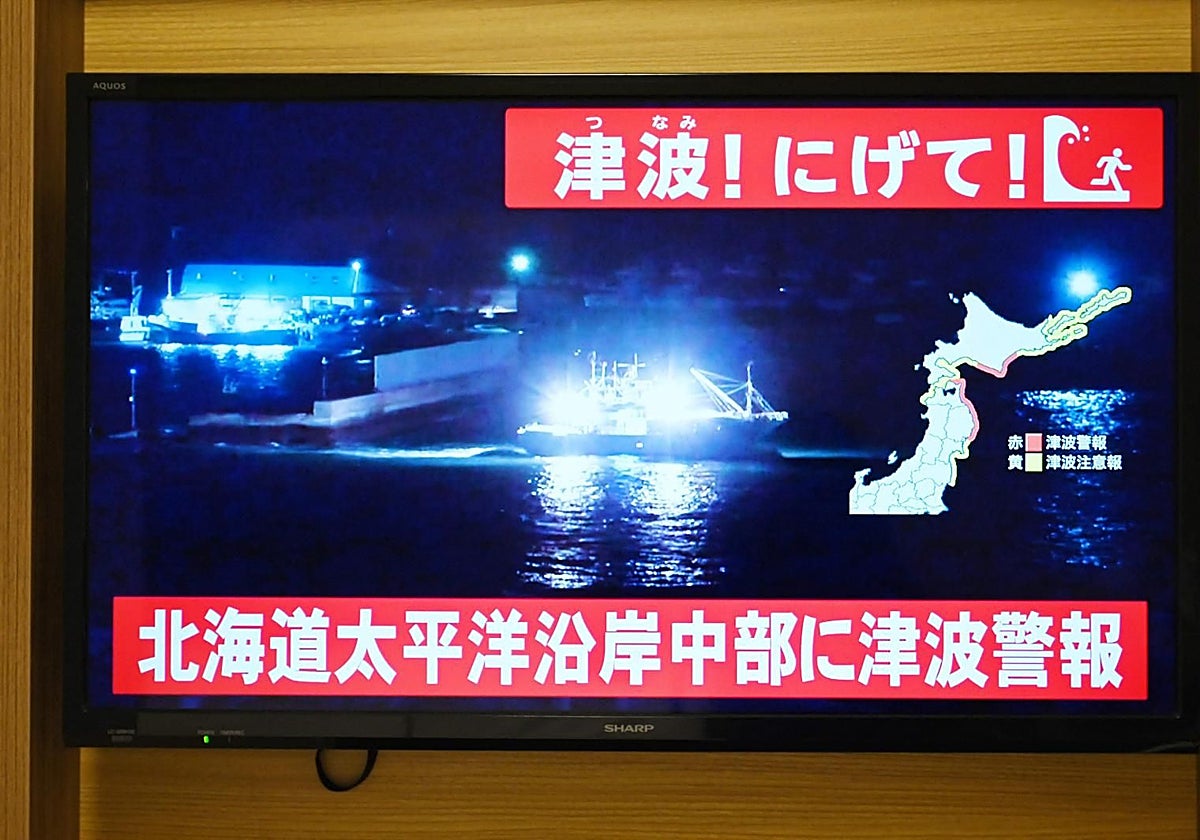 Alerta de tsunami proyectada en un canal de televisión japonés