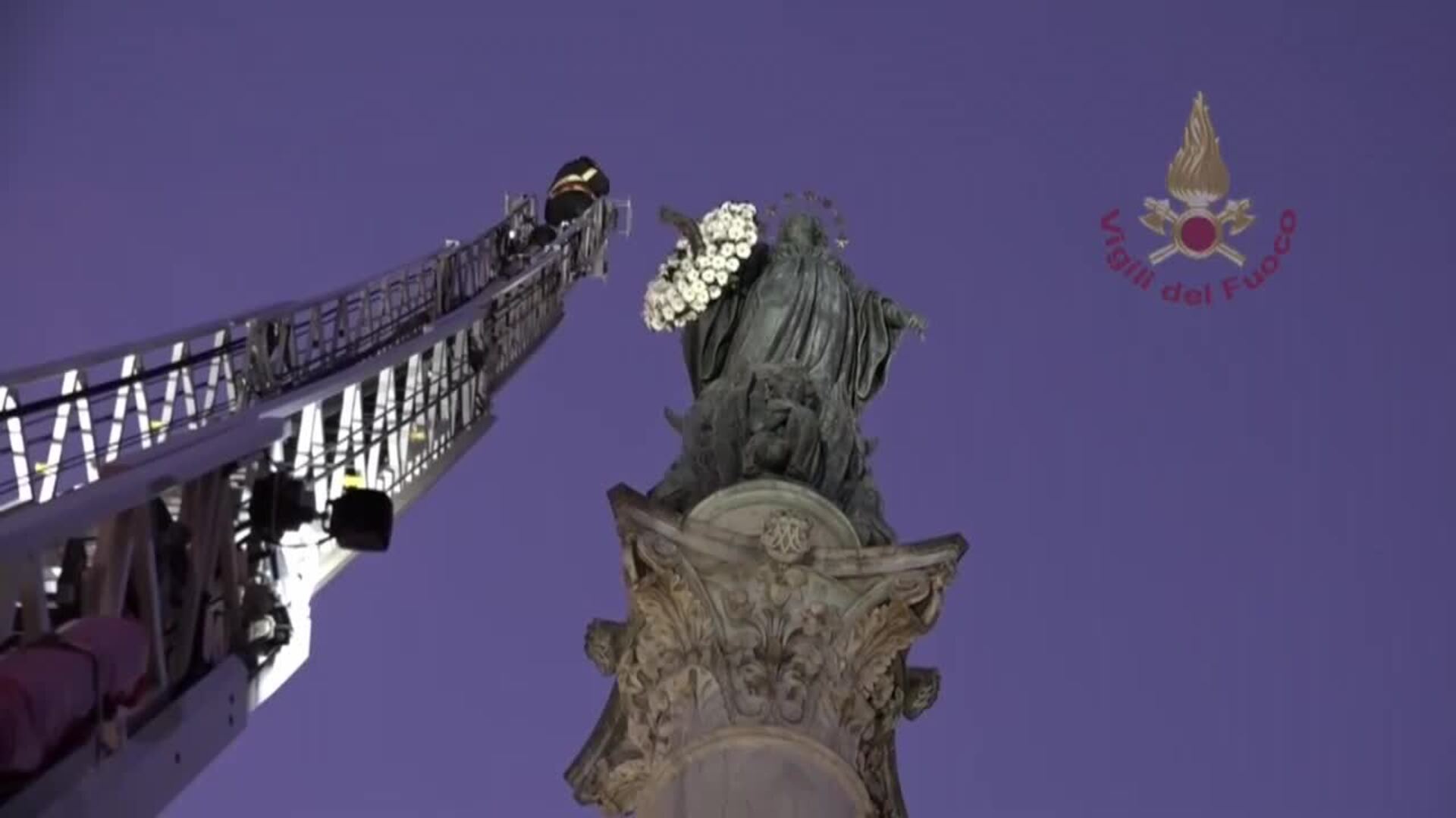 Bomberos italianos depositan una ofrenda floral en el monumento a la Inmaculada