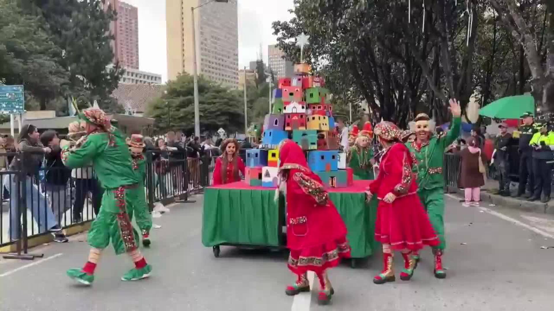 La capital colombiana enciende la Navidad con un minicarnaval de más de 1.000 artistas