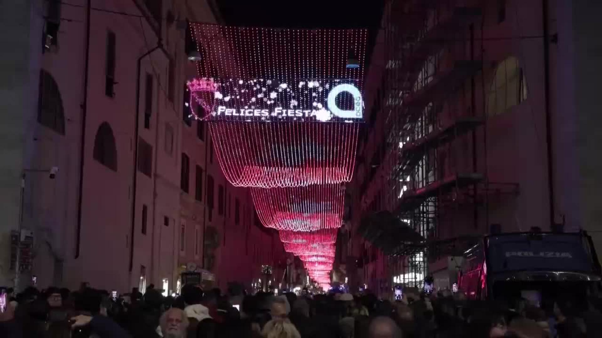 Roma da el pistoletazo de salida a la Navidad con el encendido de su emblemático árbol en la Plaza del Popolo