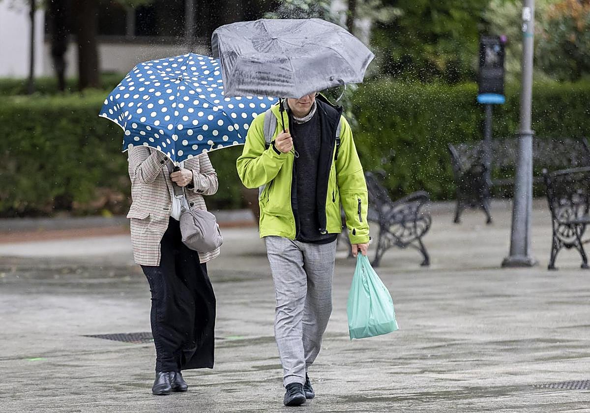 La Aemet lanza avisos por lluvias y viento en estas zonas de España a causa de un nuevo frente