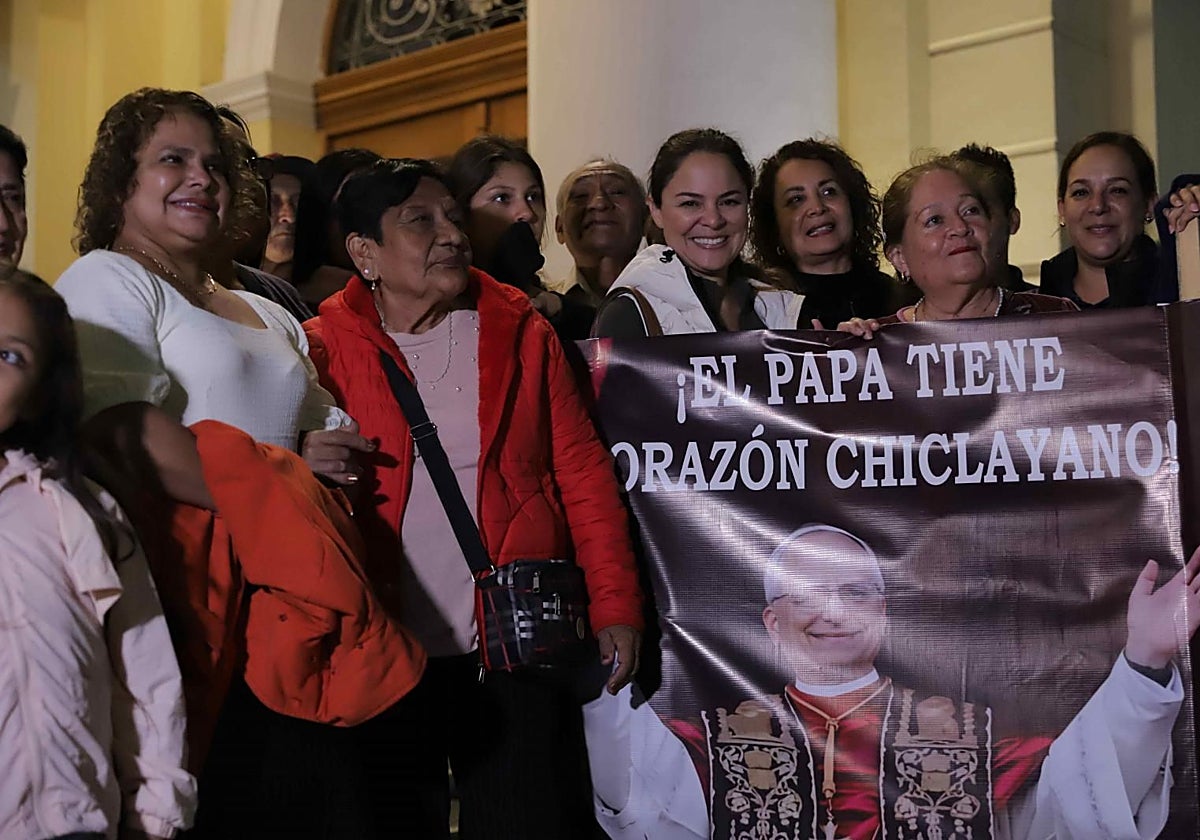 Fieles peruanos celebran la elección del Papa León XIV