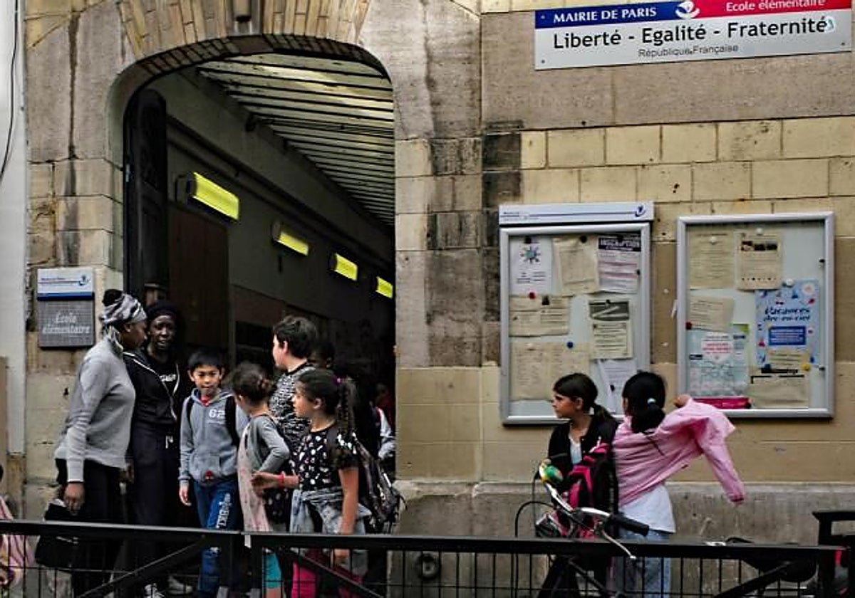Puerta de entrada de un centro escolar en París
