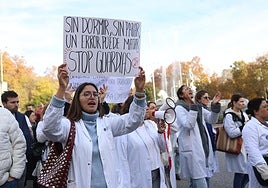 Los médicos de Madrid dan inicio a la huelga en toda España con una protesta frente a Sanidad