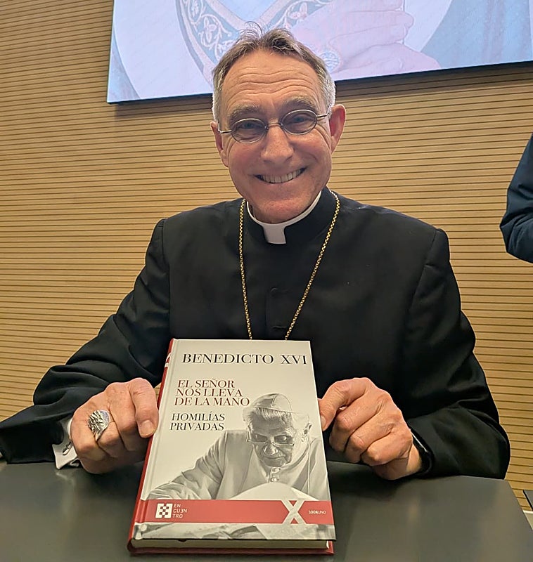Georg Gänswein sostiene el libro sobre las homilías privadas de Benedicto XVI