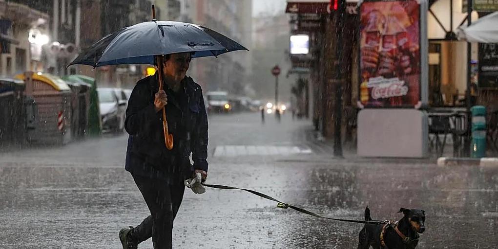La Aemet avisa de la llegada a España de fuertes lluvias, tormentas y nieve: zonas más afectadas por la borrasca Emilia