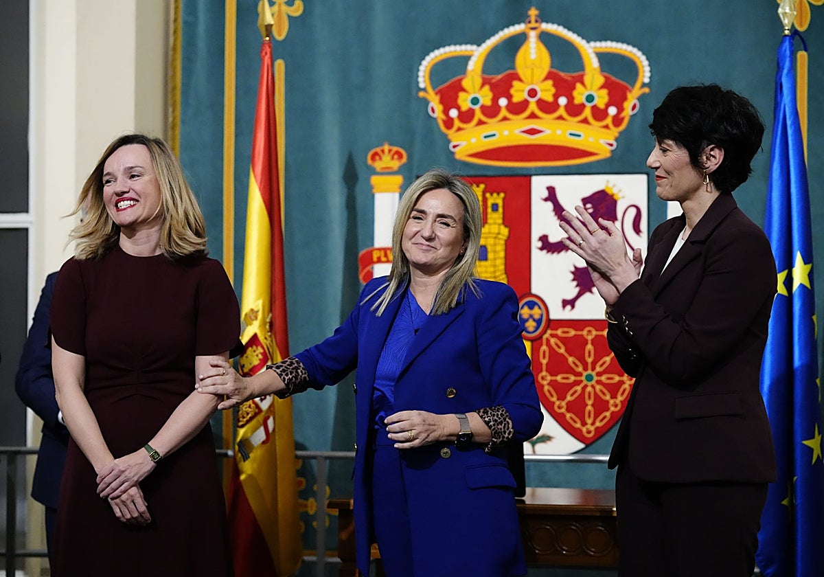 Pilar Alegría, junto a la nueva ministra de educación Milagros Tolón y Elma Sainz, ministra de inclusión y nueva portavoz del gobierno