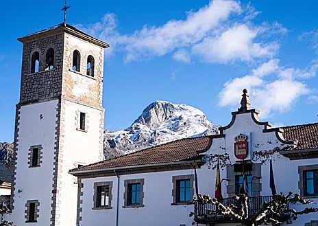 Segunda imagem 1. Villamanin é uma pequena cidade na zona rural de León com apenas 300 habitantes, a maioria dos quais são idosos. Em nome da Câmara Municipal, o prefeito Félix Álvaro apelou à convivência familiar entre vizinhos. À direita: um momento de comemoração depois que souberam que haviam ganhado as bobinas da loteria de Natal em 22 de dezembro de 2025.