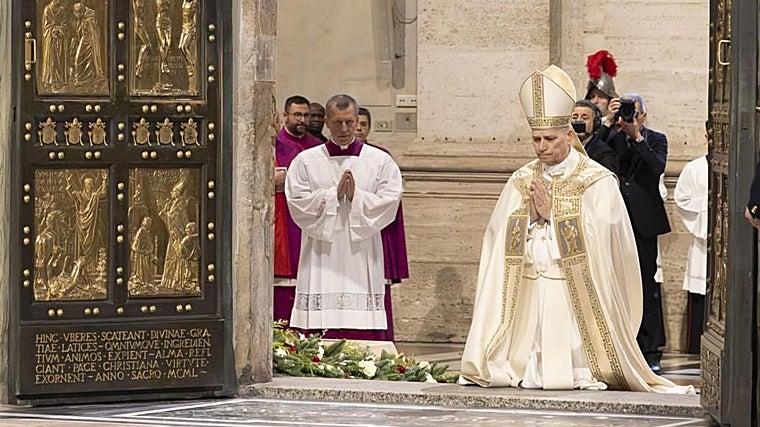El Papa se arrodilló ante la Puerta Santa antes de cerrar el Jubileo