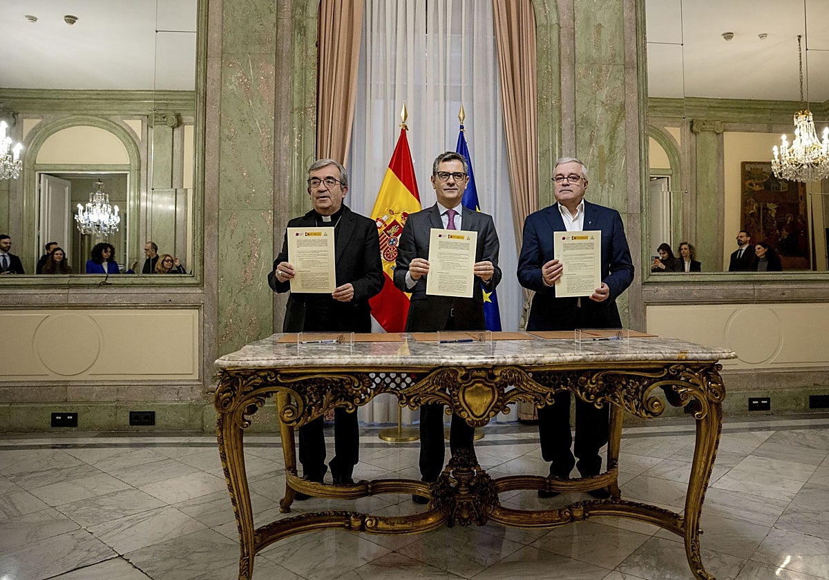 Luis Argüello, Félix Bolaños y Jesús Díaz, durante la firma del acuerdo