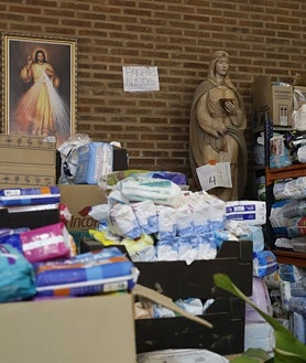 Imagem Secundária 2: Na imagem acima, moradores de Adamuz preparam cobertores e agasalhos em antecipação às primeiras vítimas. Abaixo segue uma imagem da freguesia de Catarroja (Valência), que depois de Dana em outubro de 2024 se tornou um centro improvisado de acolhimento e assistência.