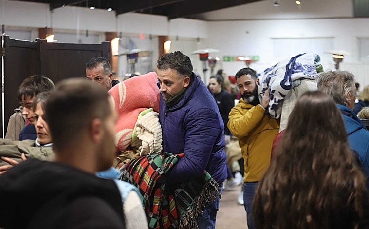 Vecinos de Adamuz preparando mantas y ayuda tras el accidente de tren
