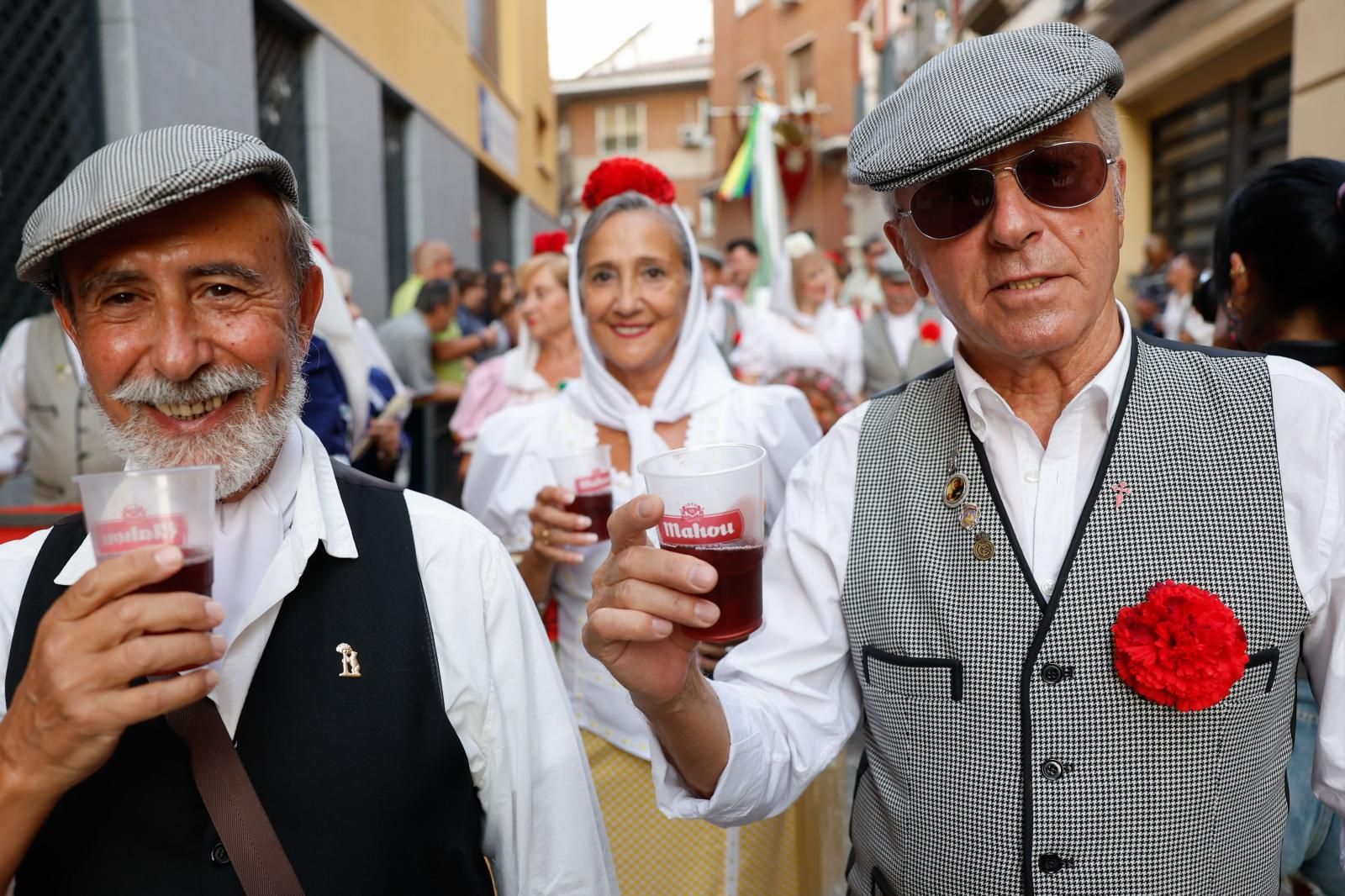 Tres chulapos brindan celebrando las fiestas de Madrid Centro