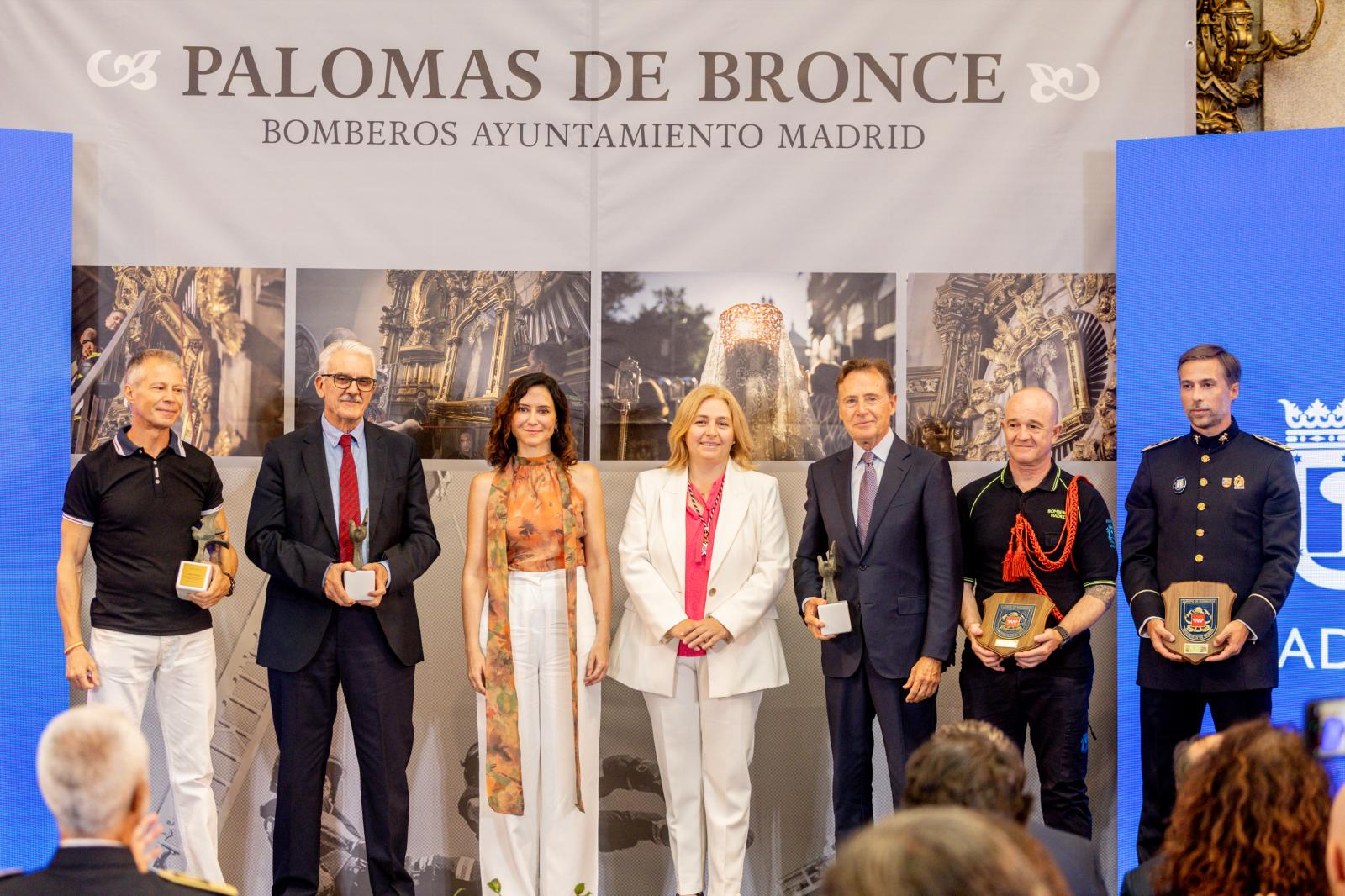 Los premiados con las 'Palomas de Bronce' con Inma Sanz y Isabel Diaz Ayuso