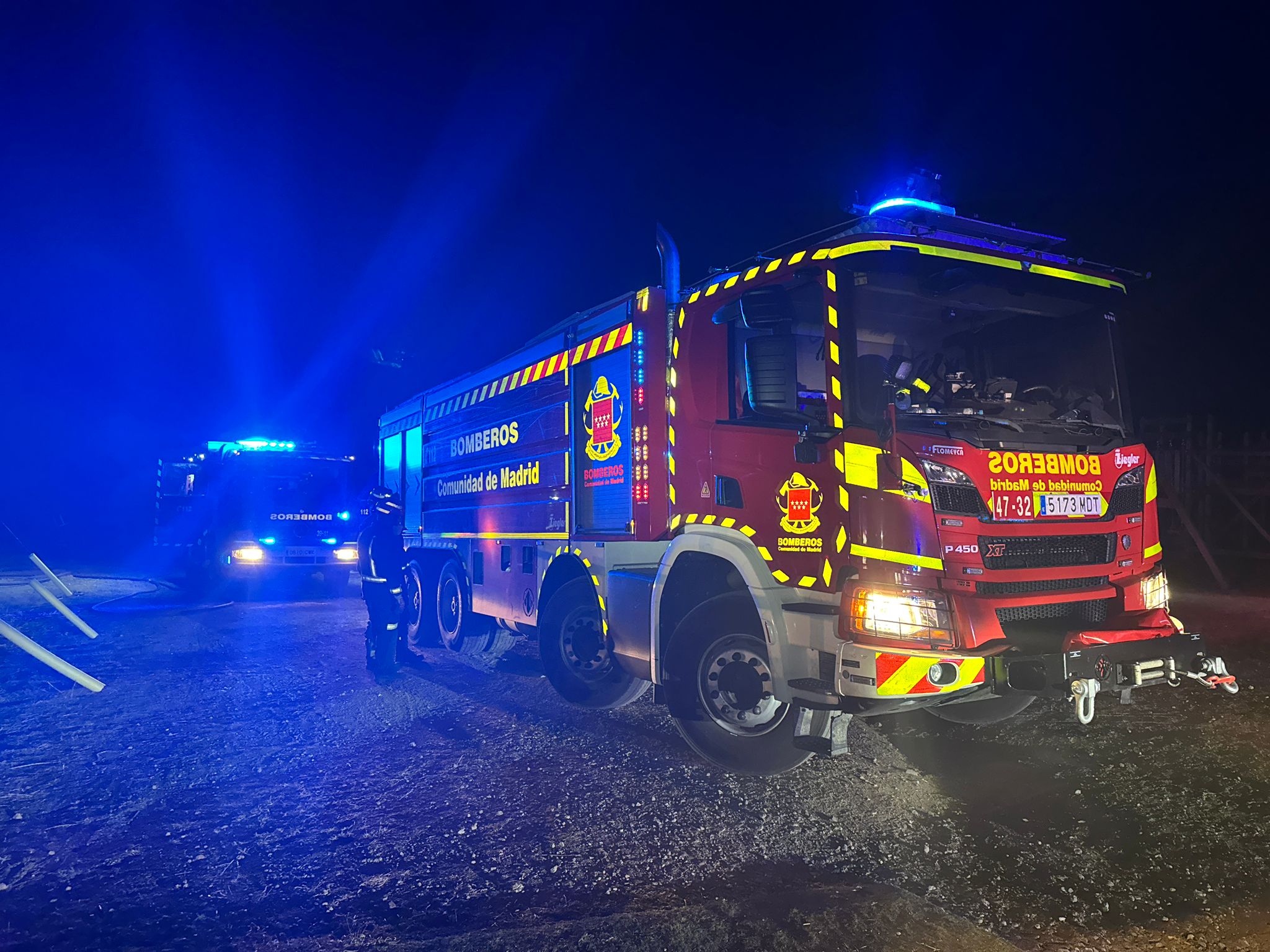 Imagen principal - Los bomberos trabajando en la extinción de las llamas del incendio de Colmenar Viejo