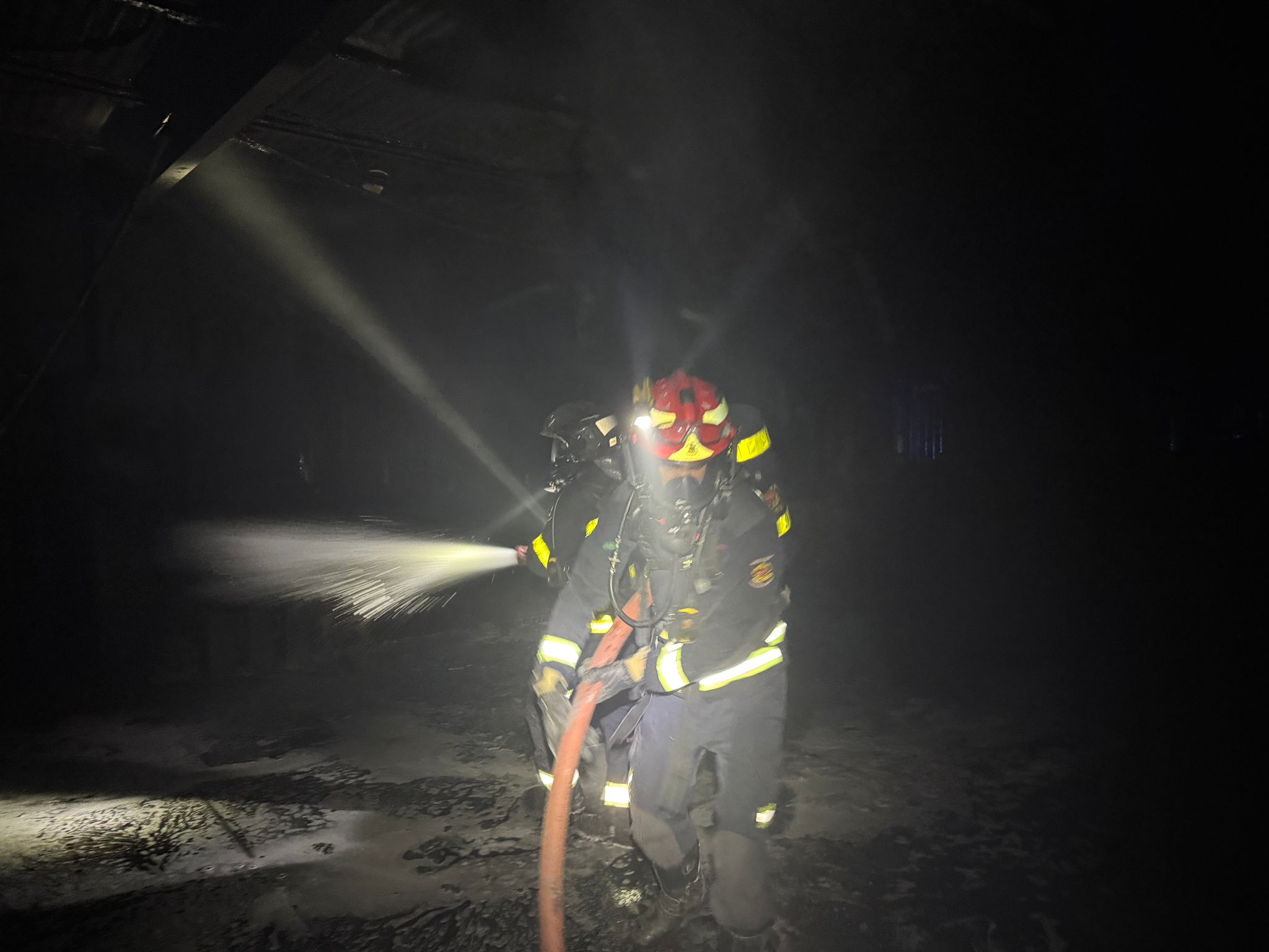 Imagen secundaria 1 - Los bomberos trabajando en la extinción de las llamas del incendio de Colmenar Viejo