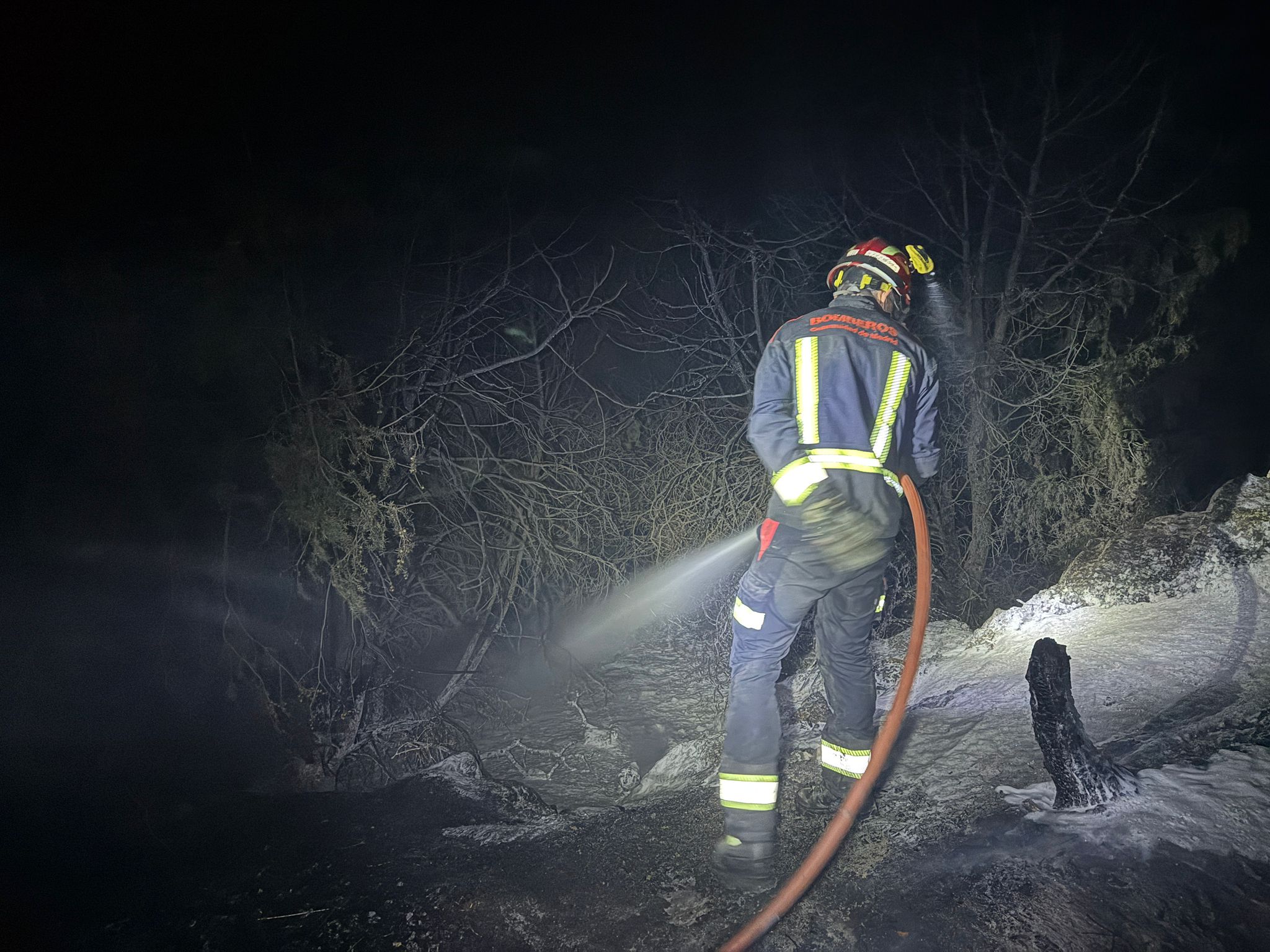 Imagen secundaria 2 - Los bomberos trabajando en la extinción de las llamas del incendio de Colmenar Viejo