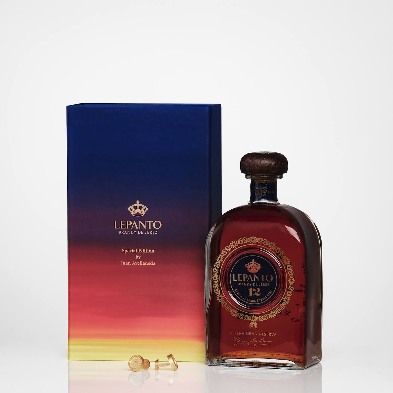Gemelos inspirados en Jerez con Brandy Lepanto y Juan Avellaneda (120 €). La historia, el aroma y el color del universo de Lepanto Solera Gran Reserva han sido los trazos que han llevado a Juan Avellaneda hacia el diseño de unos exclusivos gemelos. Inspirados en la bota jerezana (Sherry Cask) en la que envejece Lepanto, la segunda pieza de la colección, que ha unido al talentoso diseñador con el único Brandy Solera Gran Reserva elaborado íntegramente en Jerez, llega para convertirse en una propuesta única para el día del padre.