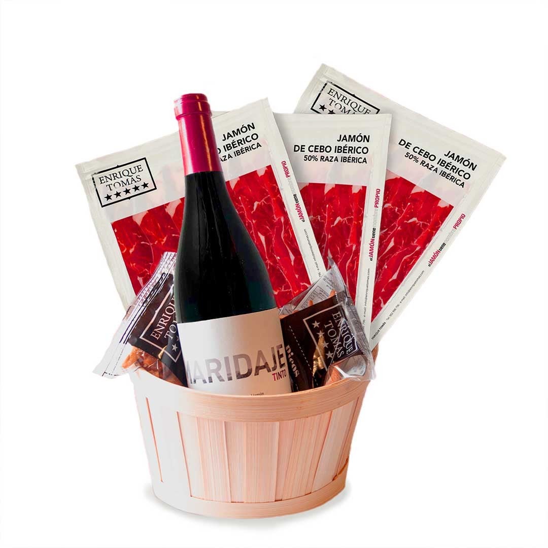 Cesta maridaje de Enrique Tomás (39 €). Diseñado para los papás más gourmets, incluye tres sobres de jamón ibérico de cebo, el vino maridaje y dos bolsas de picos. El vino Maridaje, con D.O. Montsant ha sido creado por Albert Tomás, co-CEO de Enrique Tomás y experto en vinos.