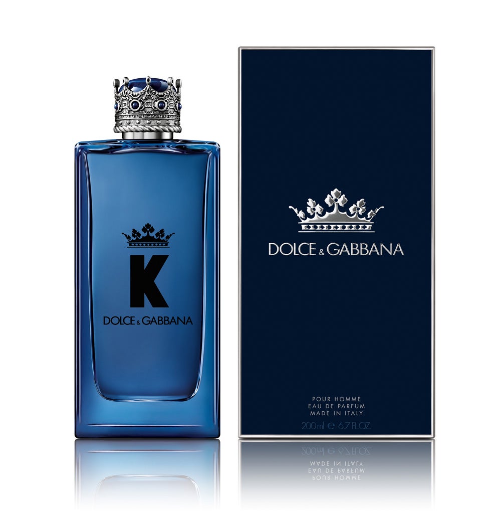 K by Dolce&Gabbana (85,90 €, 100 ml). Masculino, auténtico y carismático. La perfecta fusión entre tradición y modernidad. Esta Eau de Parfum, afrutado y amaderado, es una creación de las perfumistas Daphné Bugey y Nathalie Lorson, y se elabora exclusivamente en Italia, algo intrínseco al ADN de la casa de alta moda italiana.
