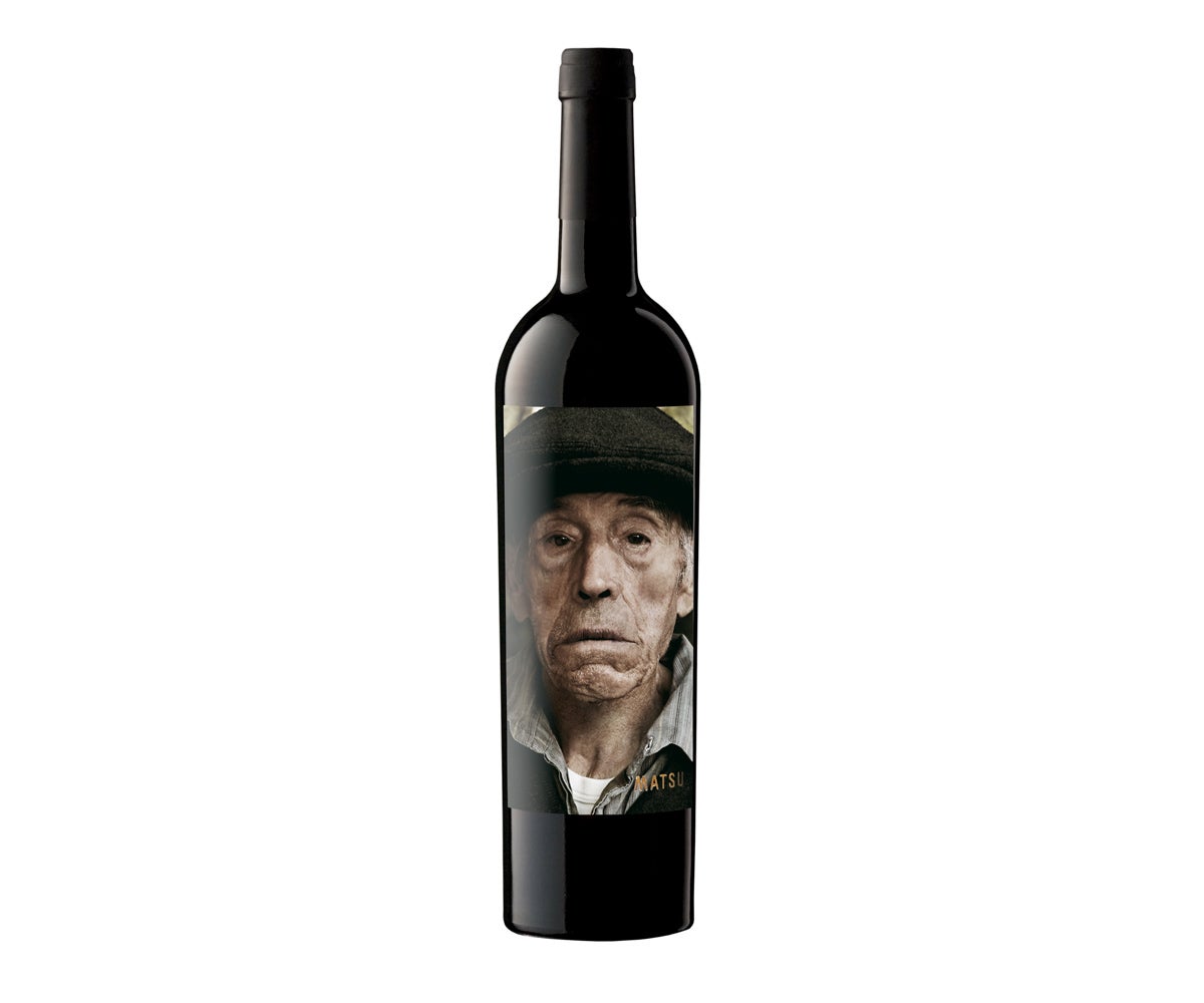 Matsu El Viejo 2020 (37,50 € o 75 €, formato magnum, compañía de vinos Vintae). El Viejo, un vino que supone la esencia de Bodega Matsu, proyecto de viticultura sostenible ubicado en la D.O. Toro (Zamora). Matsu representa un recorrido por el paso del tiempo a través de varias generaciones dedicadas al viñedo, cuyos rostros protagonizan las etiquetas de los cuatro vinos de la bodega. El Viejo es el que procede de las viñas más antiguas y sabias de Matsu, cepas centenarias, en algunos casos plantadas antes de la invasión de la filoxera, que se cultivan bajo condiciones climáticas extremas.