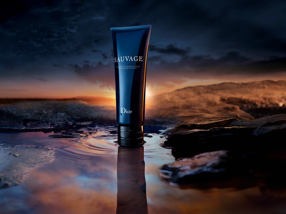 Limpiador y mascarilla facial Sauvage de Dior (48 €). Formulado con un 85% de ingredientes de origen natural, se puede utilizar a diario como limpiador y ocasionalmente como mascarilla para purificar la piel. Es el nuevo paso del cuidado facial de la rutina Sauvage, con un delicado perfume, y adaptado para pieles con o sin barba.