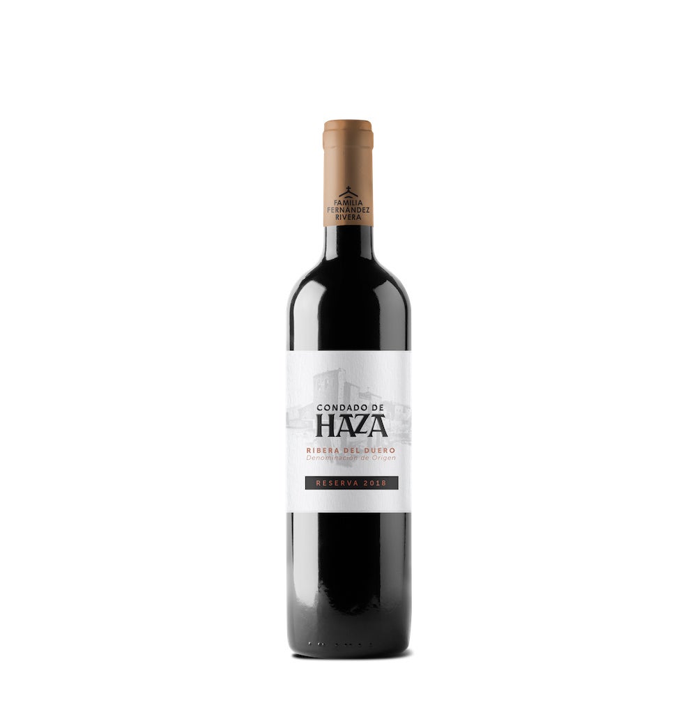 Condado de Haza Reserva 2018 (30,90 €, aprox). Uno de los vinos más especiales de Familia Fernández Rivera, pues envejece en barrica de roble francés y reposa en botella hasta su salida al mercado. Obtenido de los viñedos propios ubicados en el término municipal de Roa y La Horra, a unos 800 metros de altitud. Tiene una entrada potente en boca, con notas muy marcadas de fruta y torrefactos con un paso cremoso y un tanino bien marcado con una acidez perfectamente integrada.
