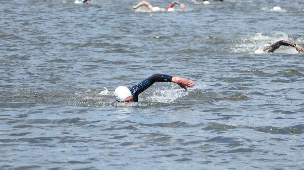 La natación es una de las tres disciplinas que incluye el triatlón.