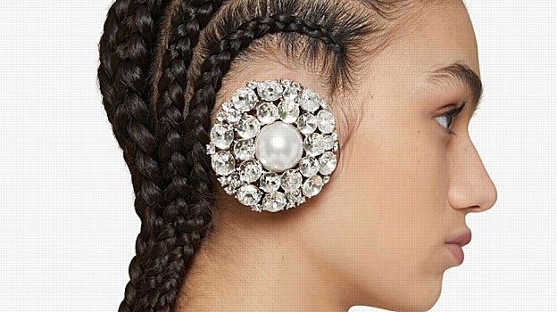 Pendiente earcuff de Givenchy.