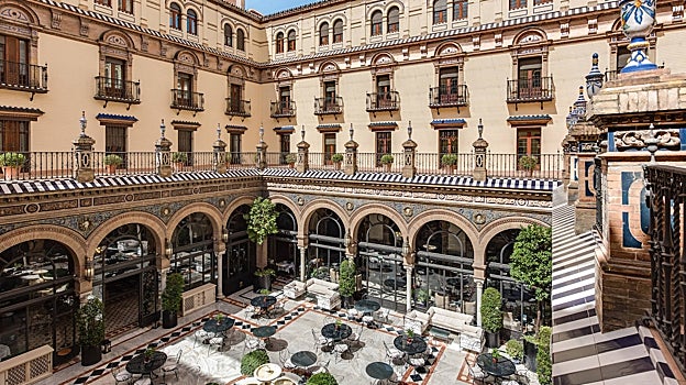 Sevilla es un destino emblemático para la Semana Santa, y su hotel Alfonso XIII, un clásico.