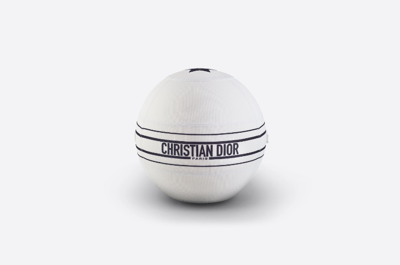 La Technogym ball for Dior aplica los códigos de la alta costura de la Maison a la maestría técnica de Technogym. 950 euros en Dior.