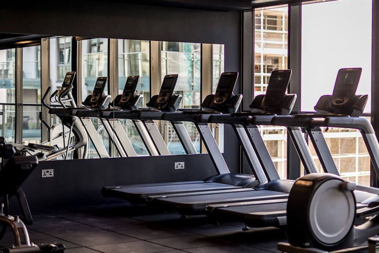 El edificio también está equipado con un gimnasio con equipamiento de última generación. 