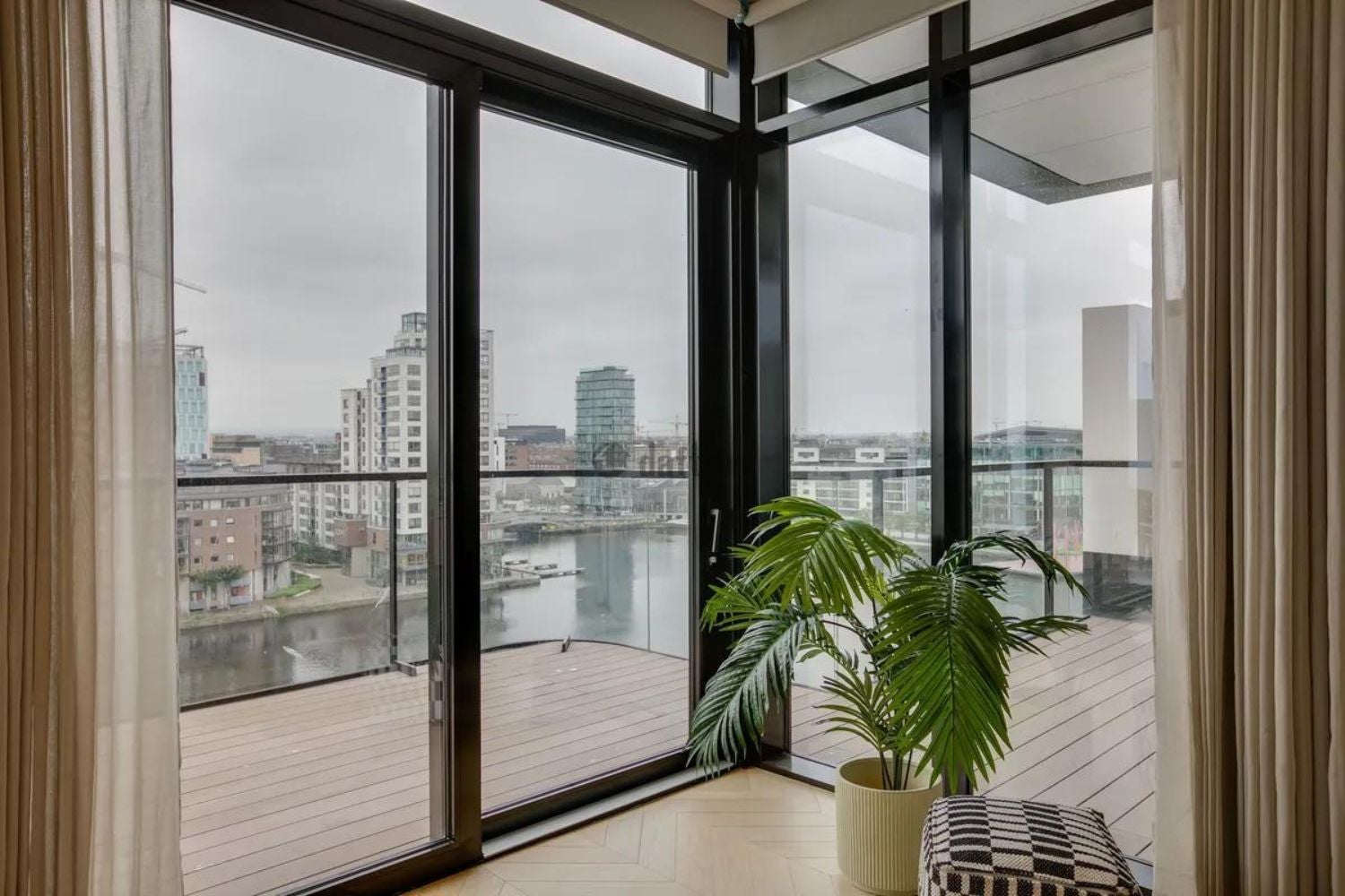 Todos los apartamentos tienen además terraza privada y son exteriores, disfrutando así de las bonitas vistas que ofrece esta zona, situada en el Gran Canal de la capital irlandesa. 