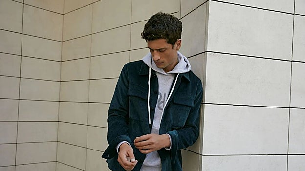 Look con sudadera y chaqueta