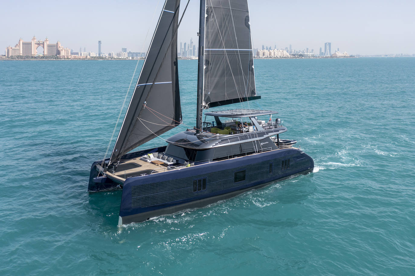 El Sunreef 80 Eco es un catamarán eco-responsable en el que Fernando Alonso ha pasado unos días.  Está valorado en 4 millones de euros y cuenta con todo tipo de detalles para albergar hasta 8 huéspedes. 