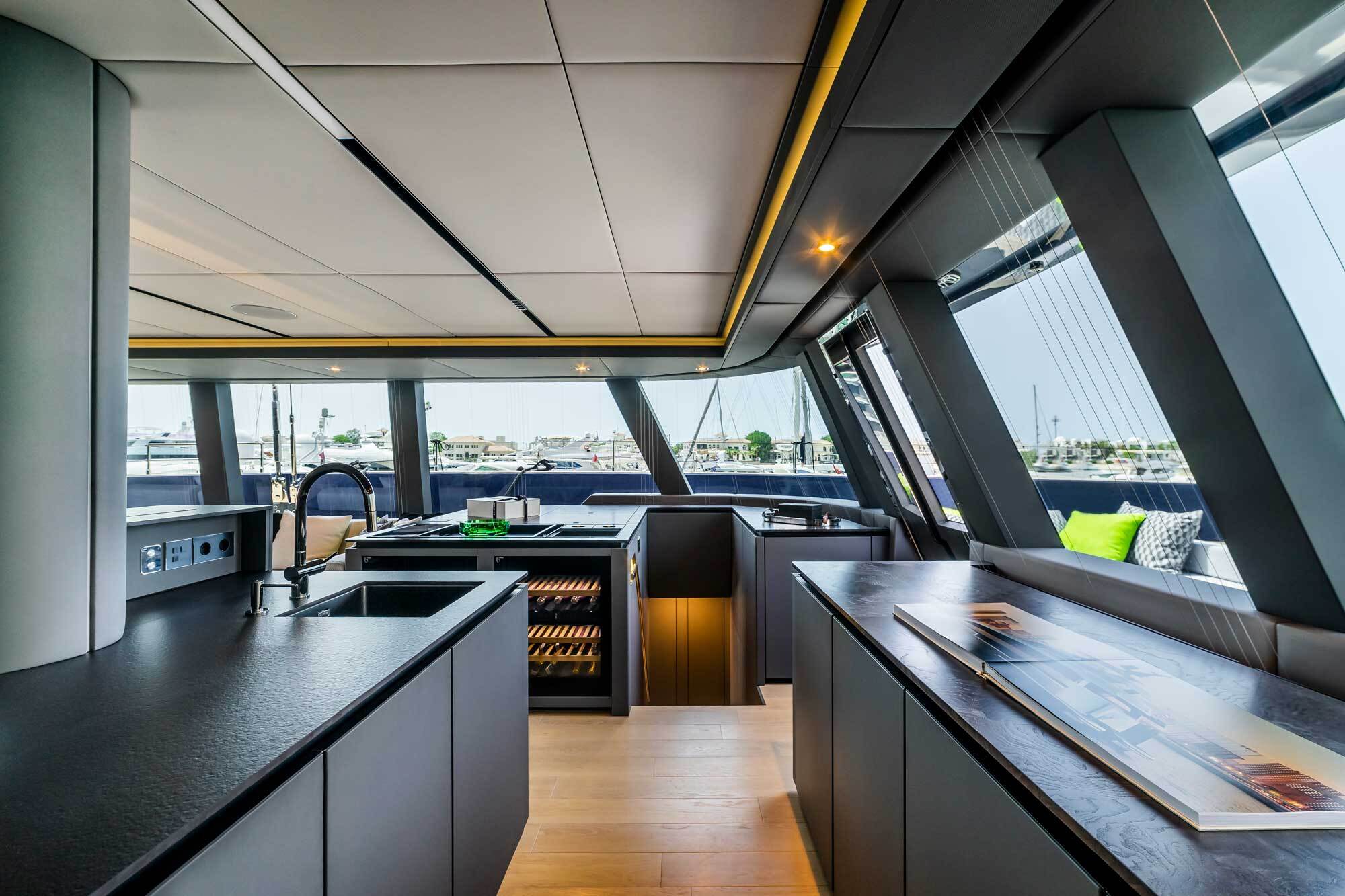 A babor, junto a la cubierta principal, se sitúa la cocina del yate que ofrece múltiples opciones de almacenaje. 
