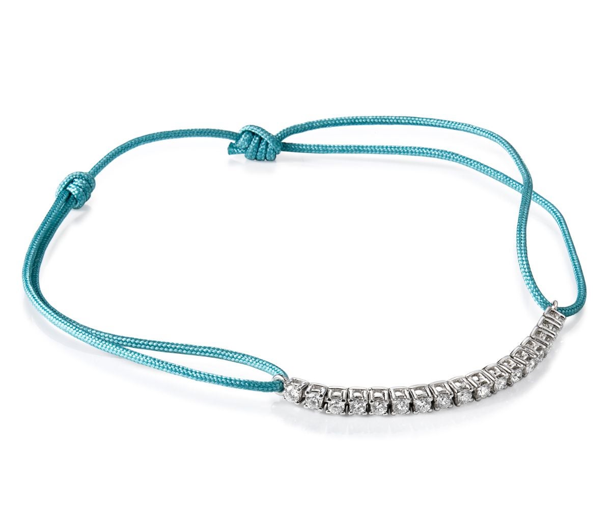 Pulsera de cordón con diamantes en riviere de oro blanco de Chocron Joyeros (1.130 euros). Pulsera ajustable de cordón con riviere de oro blanco 18 quilates de diamantes talla brillante engastados en 4 garras con un peso total de 0.32 quilates.