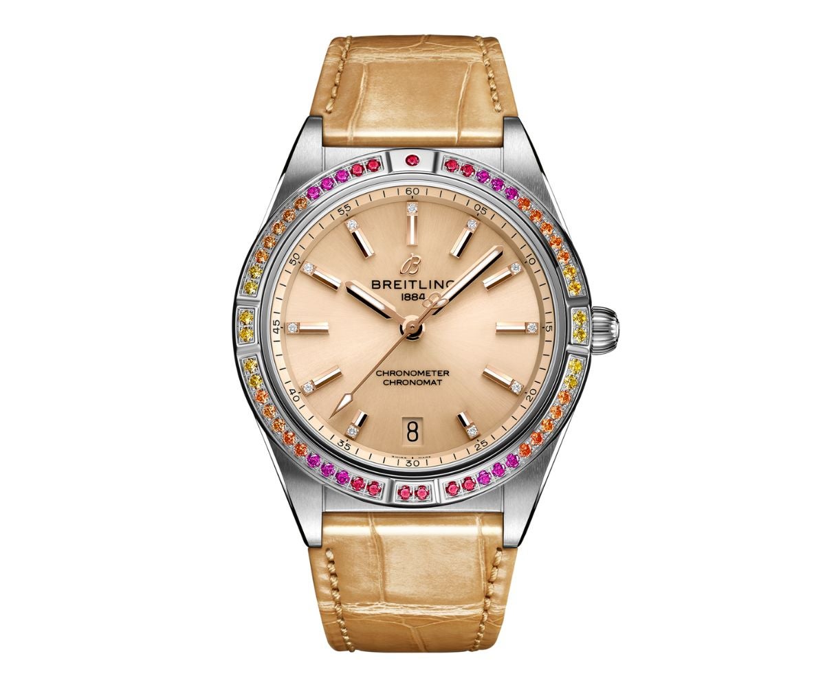 Chronomat Automatic 36 South Sea de Breitling (9.250 €). Elegante y moderno reloj, con esfera lacada especial con índices y manecillas doradas, índices horarios con diamantes engastados y biseles con gemas engastadas, así como correa de cocodrilo brillante a juego con el color de la esfera. Impulsado por el calibre 10 de Breitling, un cronómetro con certificación COSC.