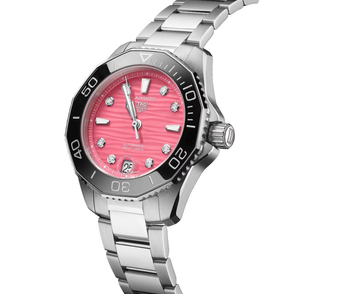 Tag Heuer Aquaracer Professional 300 Date (3.850 €). Reloj automático con caja de 36 mm y bonita esfera rosa. Con un estampado ondulado, este modelo profesional resistente a la presión puede soportar cualquier condición y es un aliado imprescindible en el día a día. Está equipado con el movimiento automático Calibre 5 y ofrece una estanqueidad de hasta 300 metros.