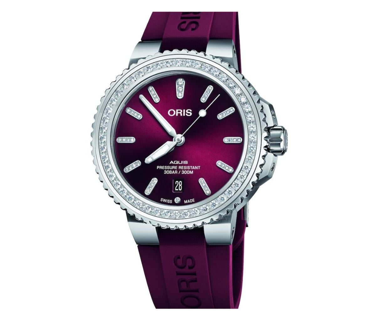 Aquis Date Diamonds 41,5 mm de Oris (5.400 €). El primer reloj con esfera y bisel de su colección engastados con diamantes de laboratorio. El bisel del reloj tiene 48 diamantes Top Wesselton talla brillante de laboratorio, y la esfera tiene otros 44 diamantes Top Wesselton talla brillante. Con un total de 1,2 quilates de diamantes de calidad E-G y VS1, el reloj cuenta con una caja de acero inoxidable de 41,5 mm, una esfera rojo cereza, movimiento automático y una correa de acero inoxidable o caucho rojo cereza.
