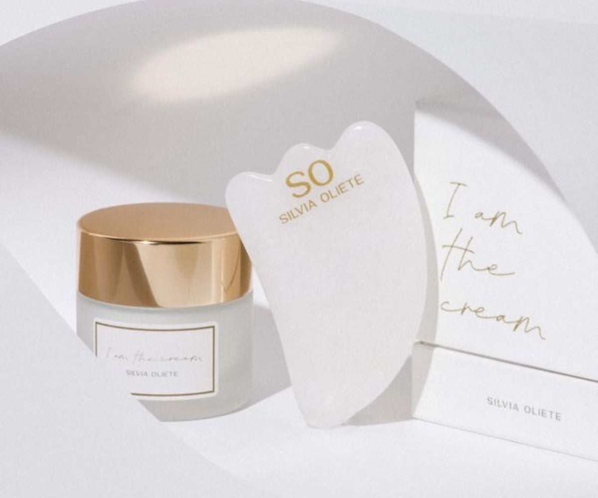 I Am The Cream de SO Silvia Oliete (160 €). Una crema fruto del trabajo de 25 años de Silvia Oliete al frente de Blauceldona. Combate de forma global todos los signos de la edad y recupera el estado óptimo de una piel sana y bella. Con una textura de una sensualidad exquisita, ligera y a la vez fundente, se puede usar día y noche, y viene acompañada de una herramienta de masaje facial, el Gua Sha.