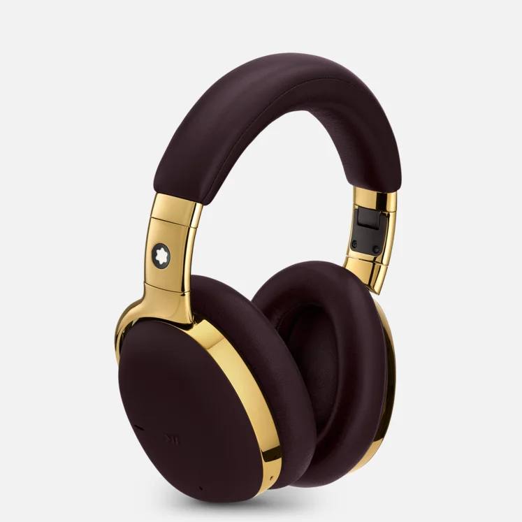 Auriculares Montblanc MB 01 de color marrón (600 €). Su combinación de piel, cómodas almohadillas y tecnología de auriculares contemporánea permite dominar un día lleno de llamadas, relajarse mientras escucha sus canciones favoritas o concentrarse con la cancelación activa del ruido.