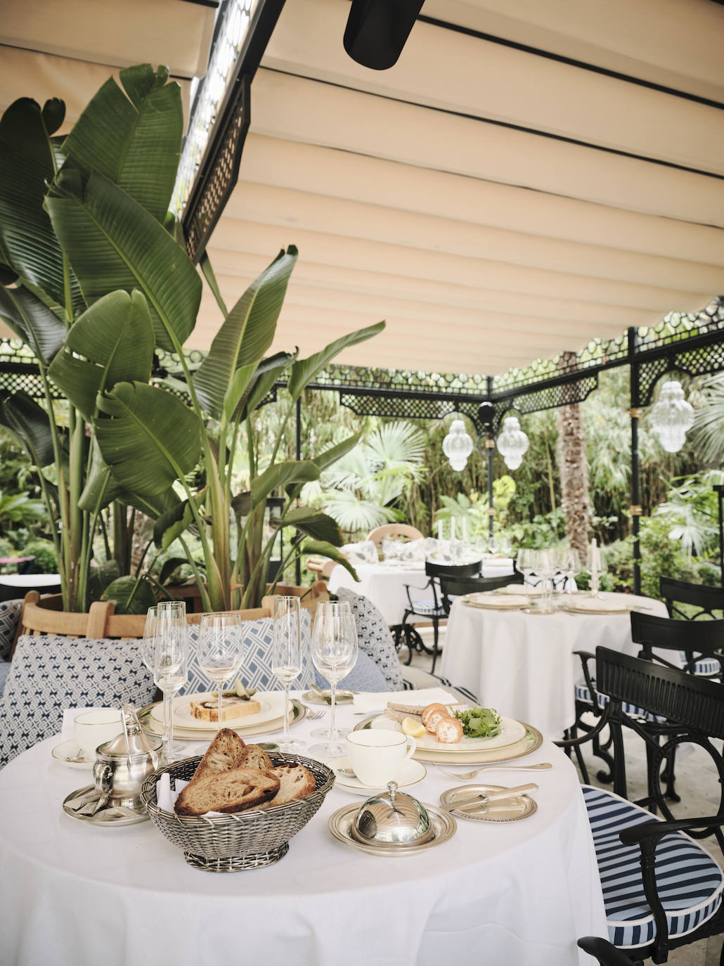 Brunch en hotel Santo Mauro (80 €). Una carta súper apetecible y entorno muy agradable para disfrutar de un momento único con tu madre. Además, a las madres que les apetezca se les invitará a un postre especial: Tarta de mantequilla, frambuesas y mascarpone.