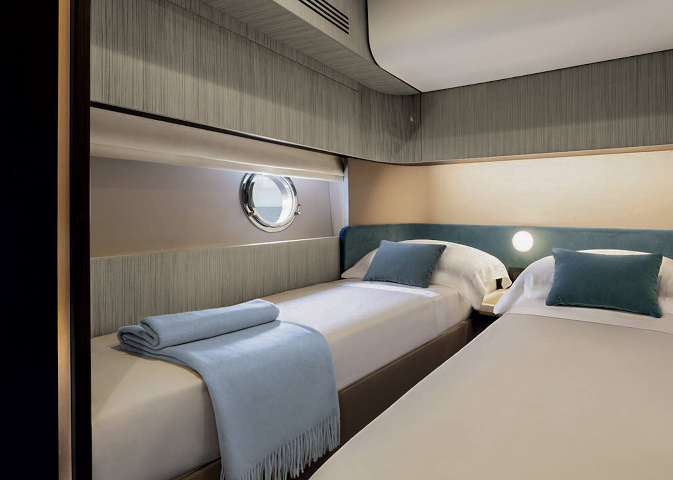 El yate cuenta con 3 camarotes en total para los pasajeros (dos equipados con camas 'king size' y otro con dos camas pequeñas) y 2 cuartos de baños que se ubican en el piso inferior, además de otro camarote para la tripulación. 