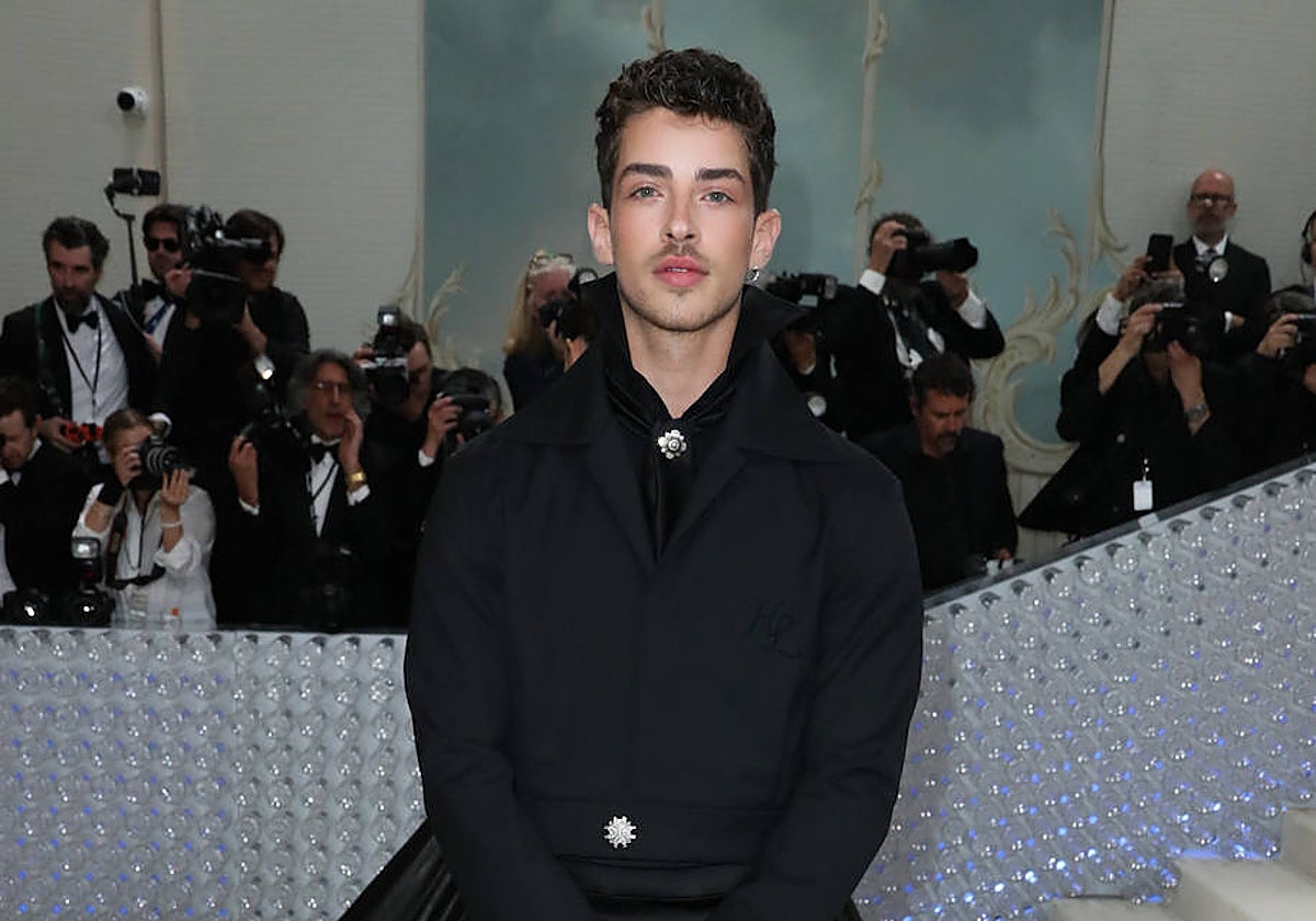 Manu Ríos en la Gala Met 2023 con un 'total look black' homenaje a Karl Lagerfeld.